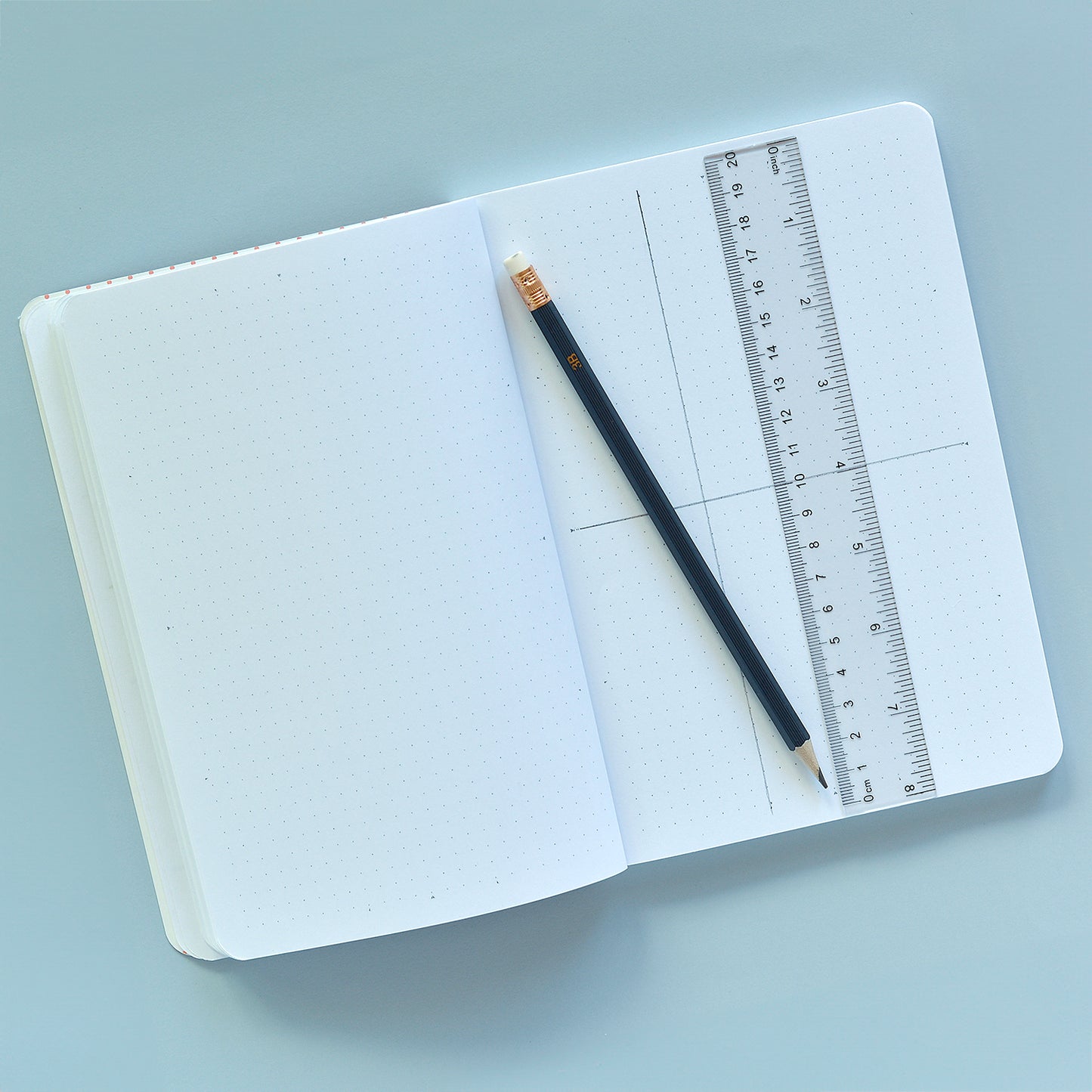 Interior con puntos y marcas divisorias de cuaderno Bullet Journal A5